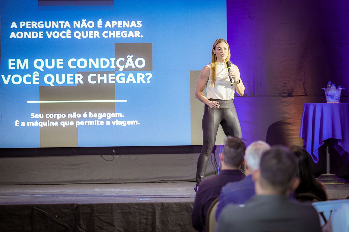 Helena Maltez no palco durante sua palestra