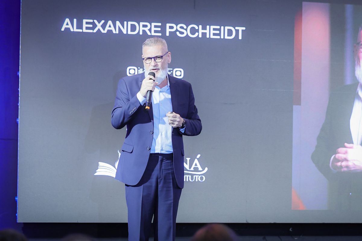 Alexandre Pscheidt no palco, com seu nome no telão